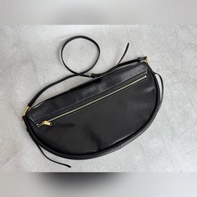 Soft Triomphe Halfmoon — модная сумка 