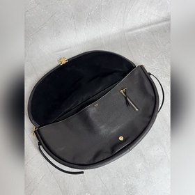 Soft Triomphe Halfmoon — модная сумка 