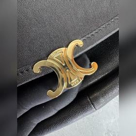 Soft Triomphe Halfmoon — модная сумка 