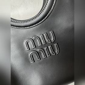 5BG288 Новая модель сумки-тоут от Miu,