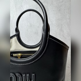 5BG288 Новая модель сумки-тоут от Miu,