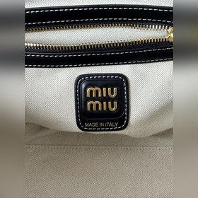 5BG288 Новая модель сумки-тоут от Miu,