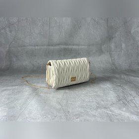 5BP086 MIU — новая сумка на цепочке, и