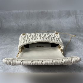 5BP086 MIU — новая сумка на цепочке, и