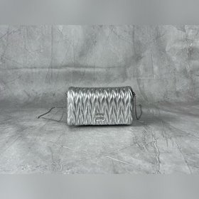 5BP086 MIU — новая сумка на цепочке, и