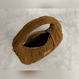 Новая модель сумки Hobo из вельвета 