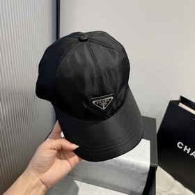 Новая бейсболка от Prada