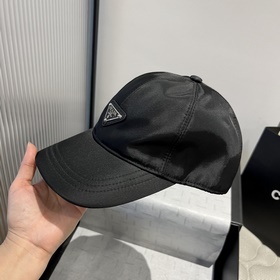 Новая бейсболка от Prada