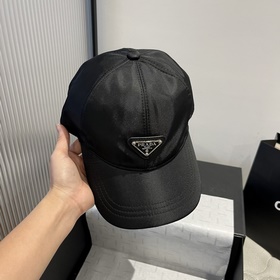 Новая бейсболка от Prada