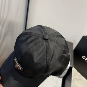 Новая бейсболка от Prada