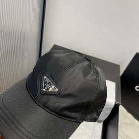 Новая бейсболка от Prada