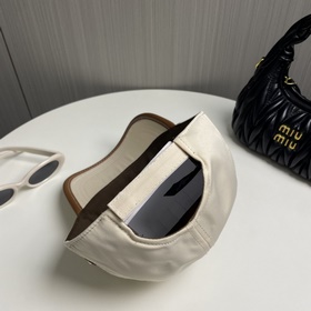 В комплекте с защитным чехлом [Prada]