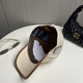 В комплекте с защитным чехлом [Prada]