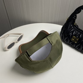 В комплекте с защитным чехлом [Prada]