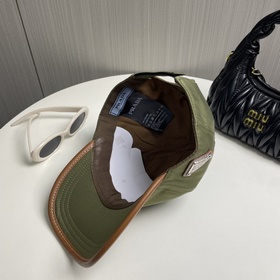 В комплекте с защитным чехлом [Prada]