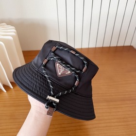 Рыбацкая кепка Prada с буквенным прин