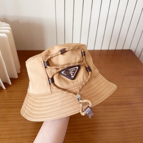 Рыбацкая кепка Prada с буквенным прин