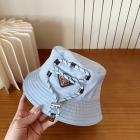 Рыбацкая кепка Prada с буквенным прин