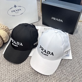 Бейсболка Prada с вышитыми буквами от