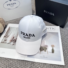 Бейсболка Prada с вышитыми буквами от