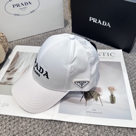 Бейсболка Prada с вышитыми буквами от