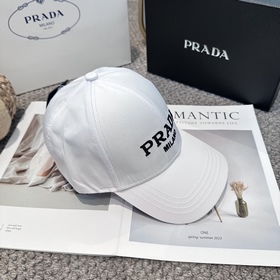Бейсболка Prada с вышитыми буквами от