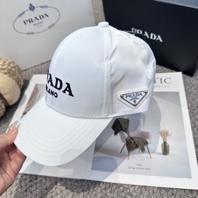 Бейсболка Prada с вышитыми буквами от