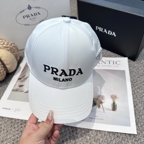 Бейсболка Prada с вышитыми буквами от