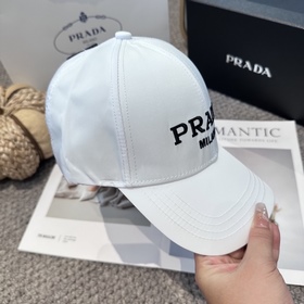 Бейсболка Prada с вышитыми буквами от