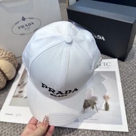 Бейсболка Prada с вышитыми буквами от