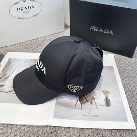 Бейсболка Prada с вышитыми буквами от