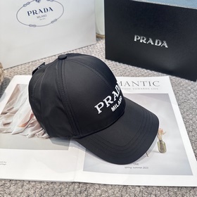 Бейсболка Prada с вышитыми буквами от
