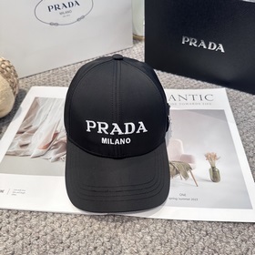 Бейсболка Prada с вышитыми буквами от