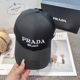 Бейсболка Prada с вышитыми буквами от