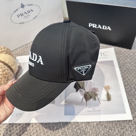 Бейсболка Prada с вышитыми буквами от