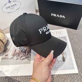 Бейсболка Prada с вышитыми буквами от
