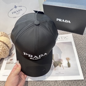 Бейсболка Prada с вышитыми буквами от
