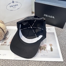Бейсболка Prada с вышитыми буквами от