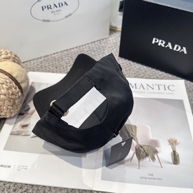 Бейсболка Prada с вышитыми буквами от