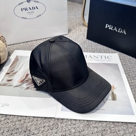 Бейсболка Prada с треугольным логотип