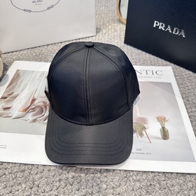 Бейсболка Prada с треугольным логотип
