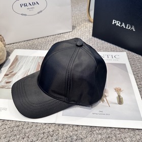 Бейсболка Prada с треугольным логотип