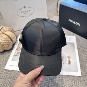 Бейсболка Prada с треугольным логотип