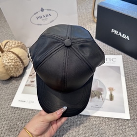 Бейсболка Prada с треугольным логотип