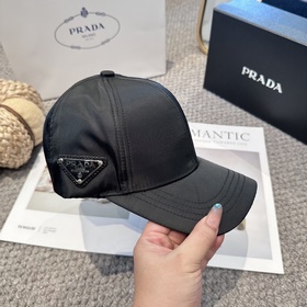 Бейсболка Prada с треугольным логотип
