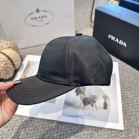 Бейсболка Prada с треугольным логотип