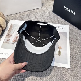 Бейсболка Prada с треугольным логотип