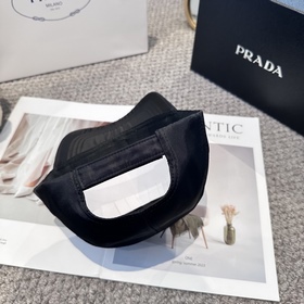 Бейсболка Prada с треугольным логотип