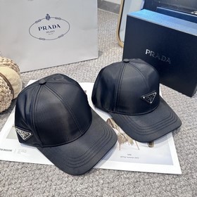 Бейсболка Prada с треугольным логотип