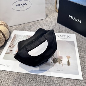 Бейсболка Prada с треугольным логотип